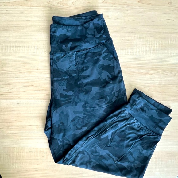 NWOT cropped jogger camo black and gray medium - Picture 3 of 6
